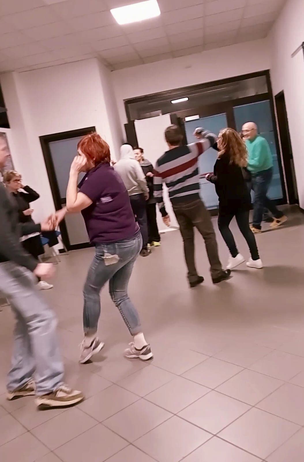 Partecipanti che ballano in coppia e in movimento in una sala