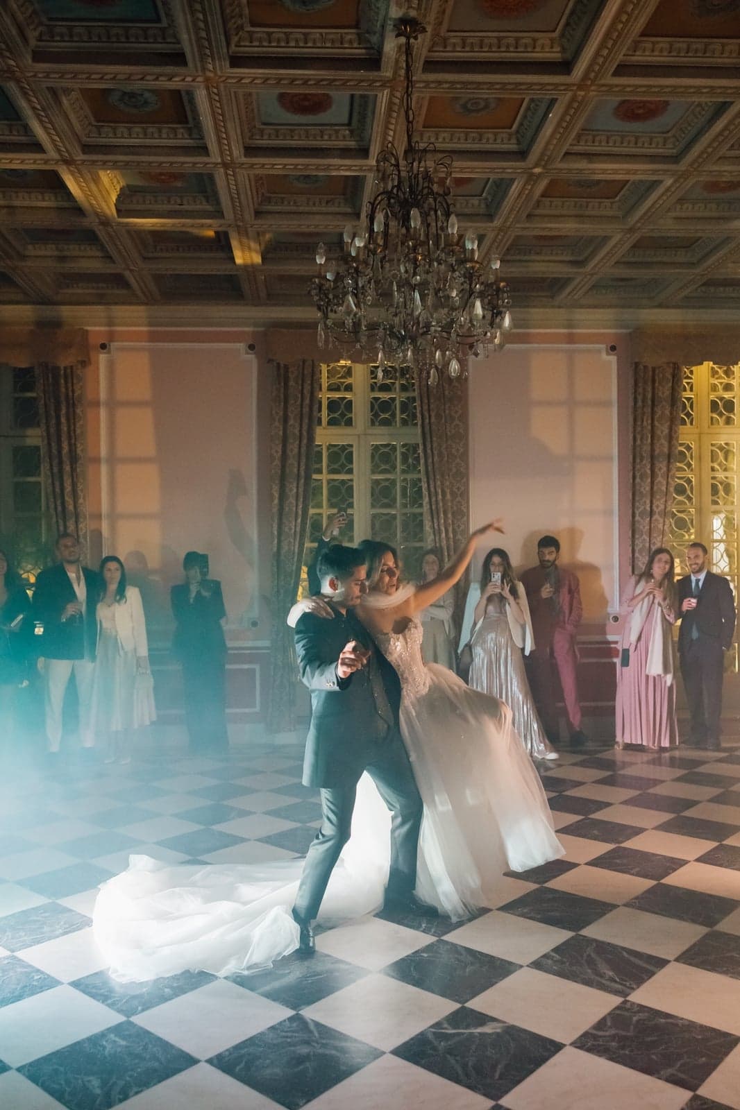 Coppia di sposi ballano il primo ballo matrimonio a Bologna con lezioni personalizzate