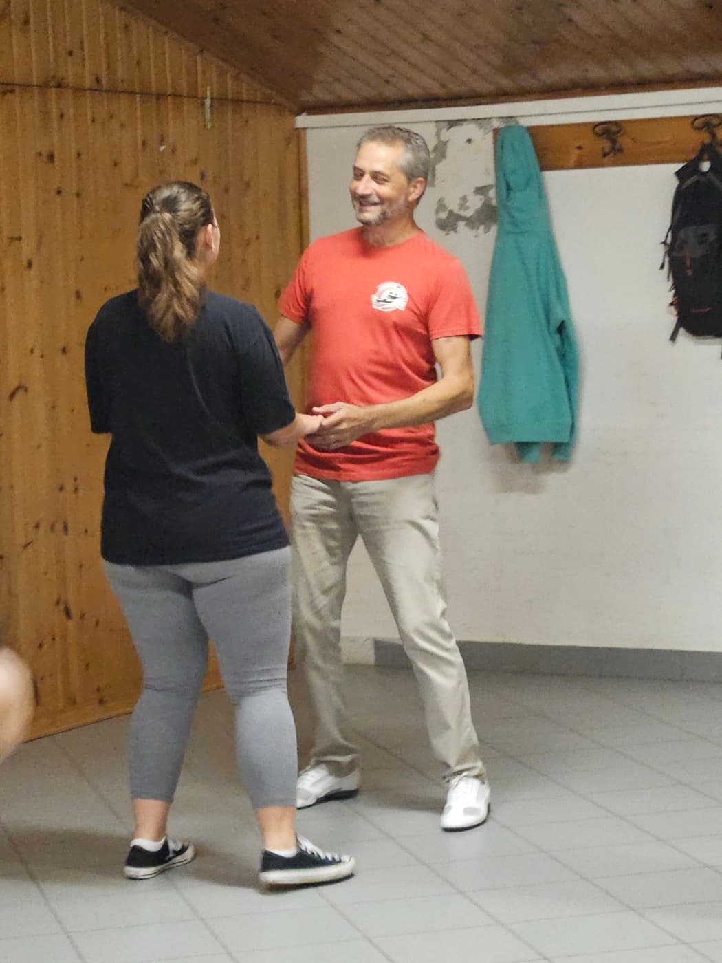 Paolo guida un'allieva durante una lezione privata di ballo caraibico