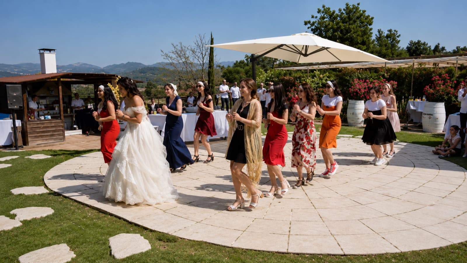 Flashmob di matrimonio: bridesmaids e sposa ballano una coreografia di gruppo