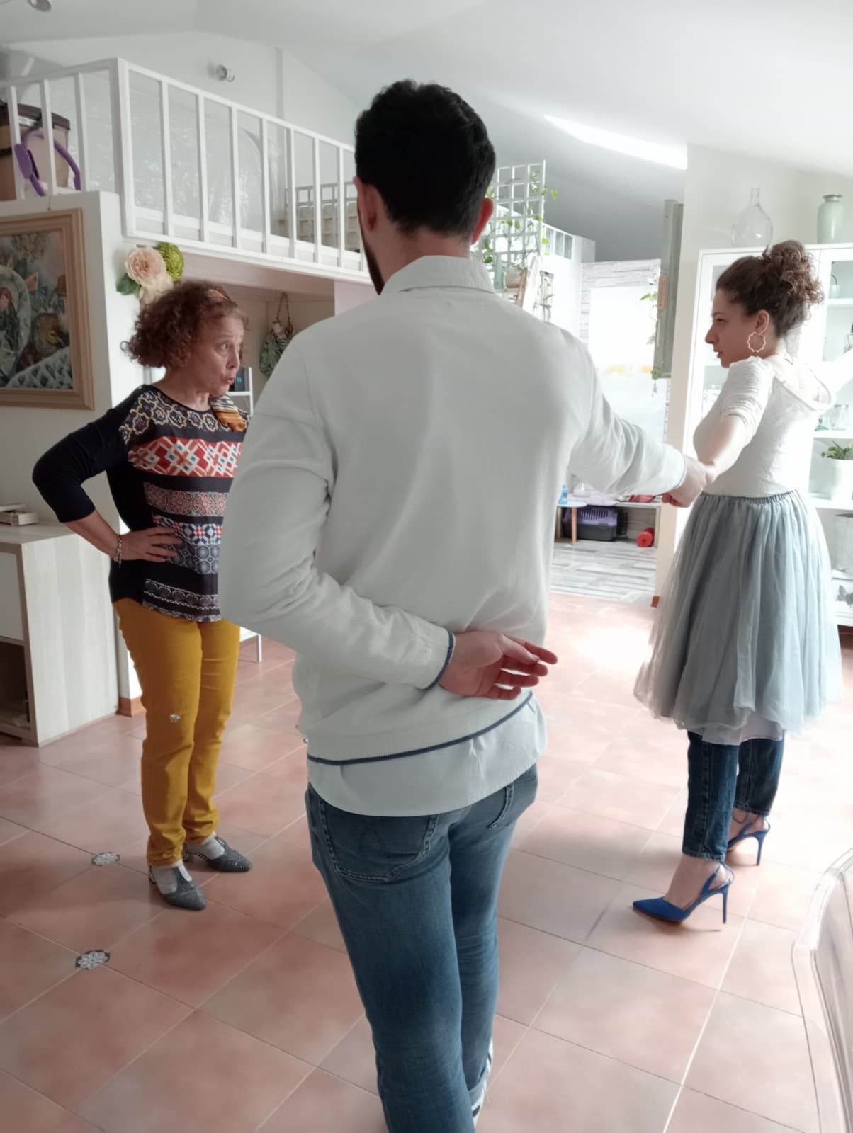 Coppia elegante durante una lezione di Rumba