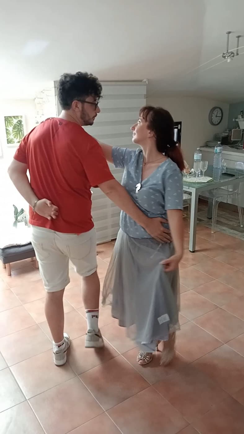 Una coppia di allievi in un momento di connessione durante una lezione di ballo